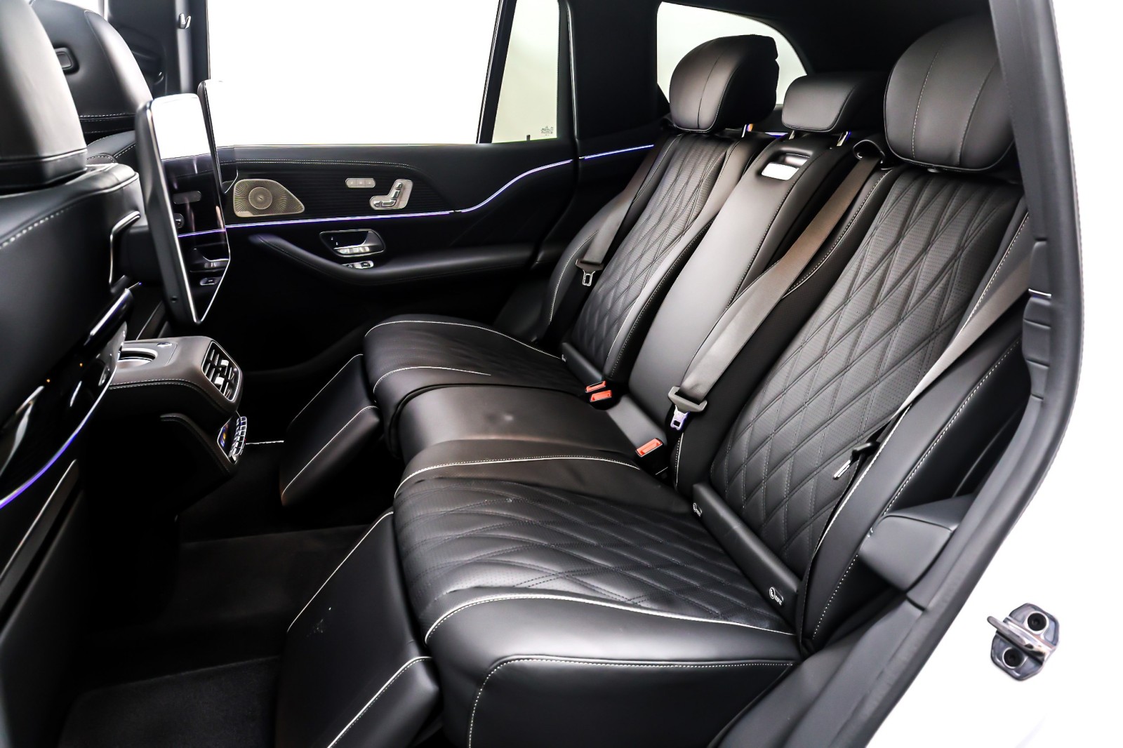 New 2026 MANUFAKTUR Moonlight White Metallic Mercedes-Benz Maybach GLS 600 image 8