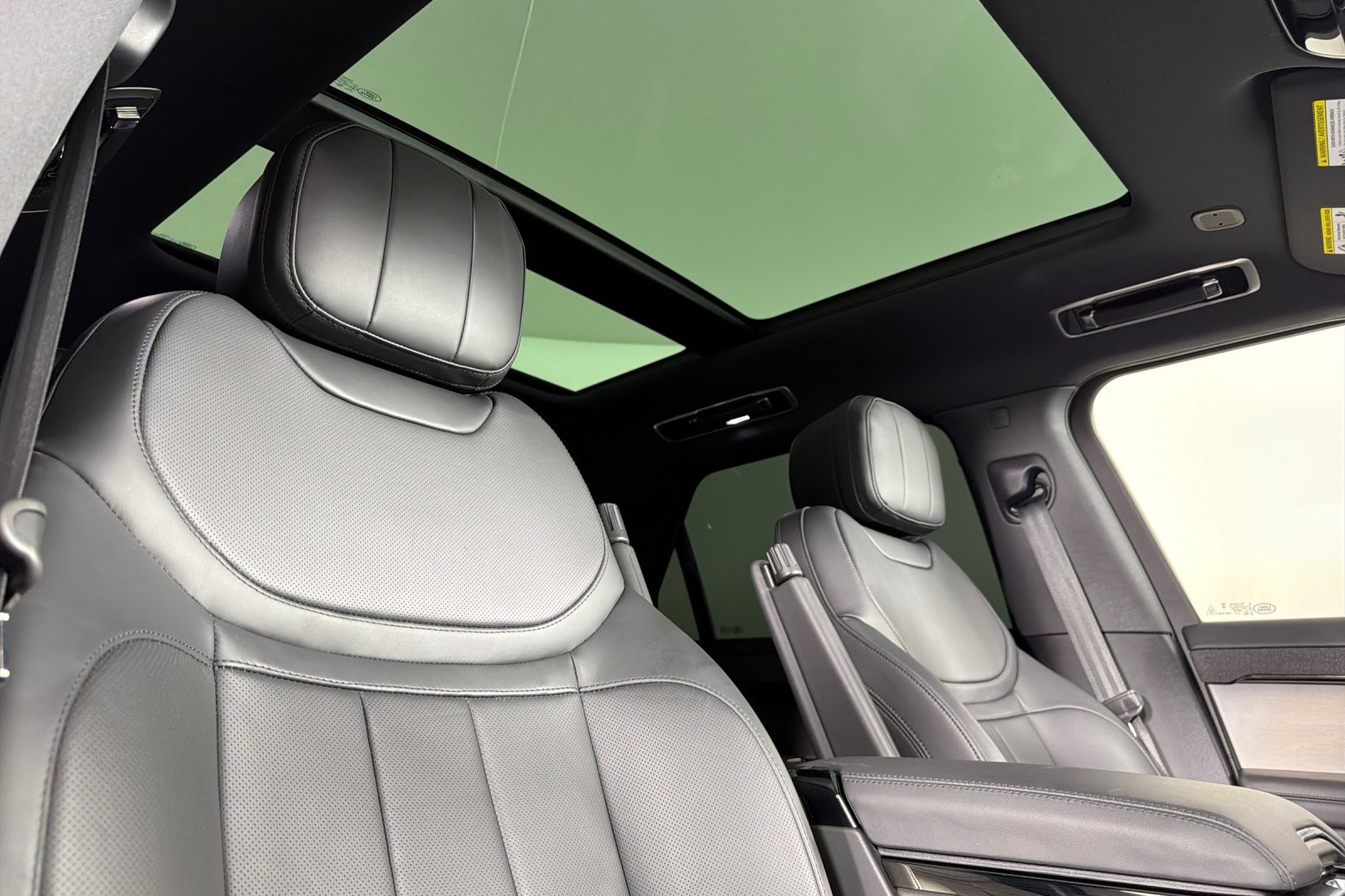 Used 2025 Fuji White Land Rover P400 Dynamic SE image 16