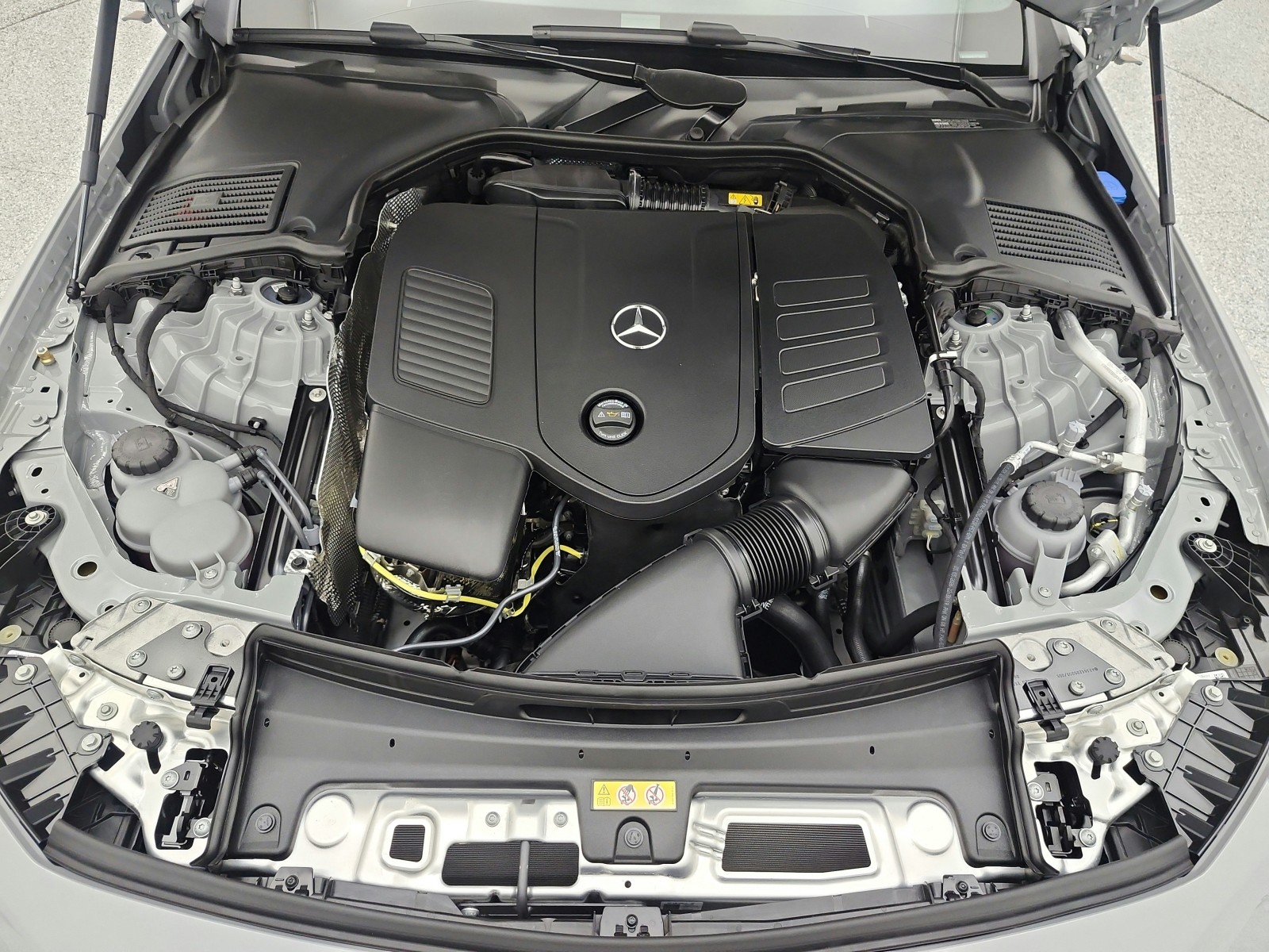 New 2027 MANUFAKTUR Alpine Grey Metallic Mercedes-Benz CLE 300 4MATIC® Coupe image 11