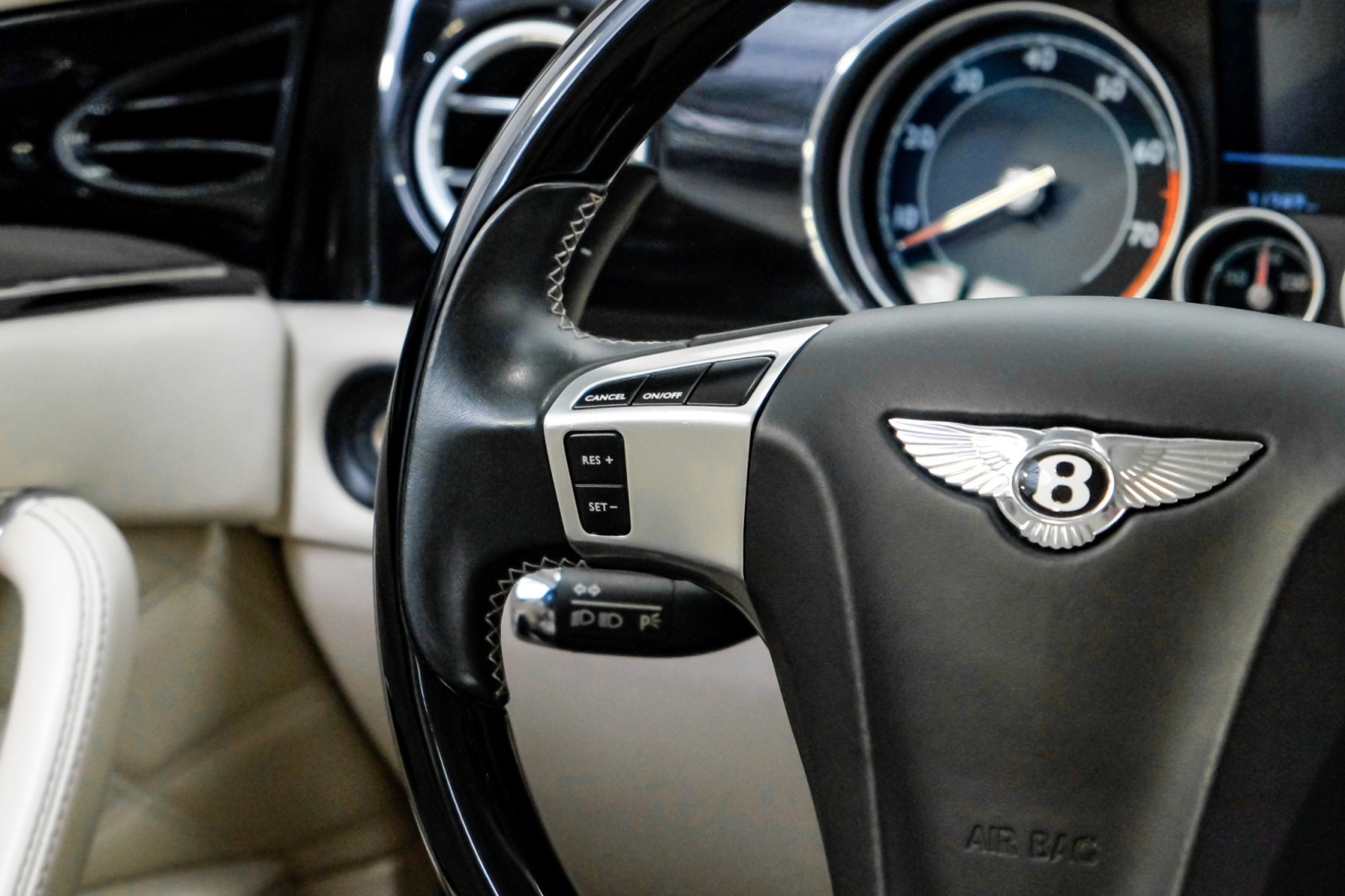 2015 Bentley Flying Spur V8 Mulliner RearEntertainment 21Alloys PicnicTable 18
