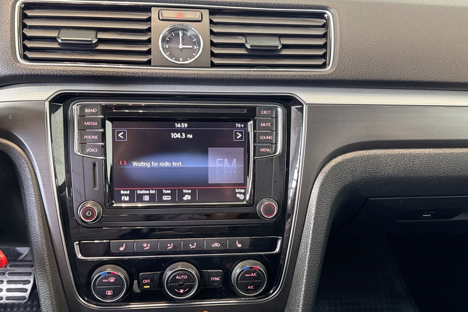 Used 2017 Fortana Red Volkswagen R-Line w/Comfort Pkg image 15