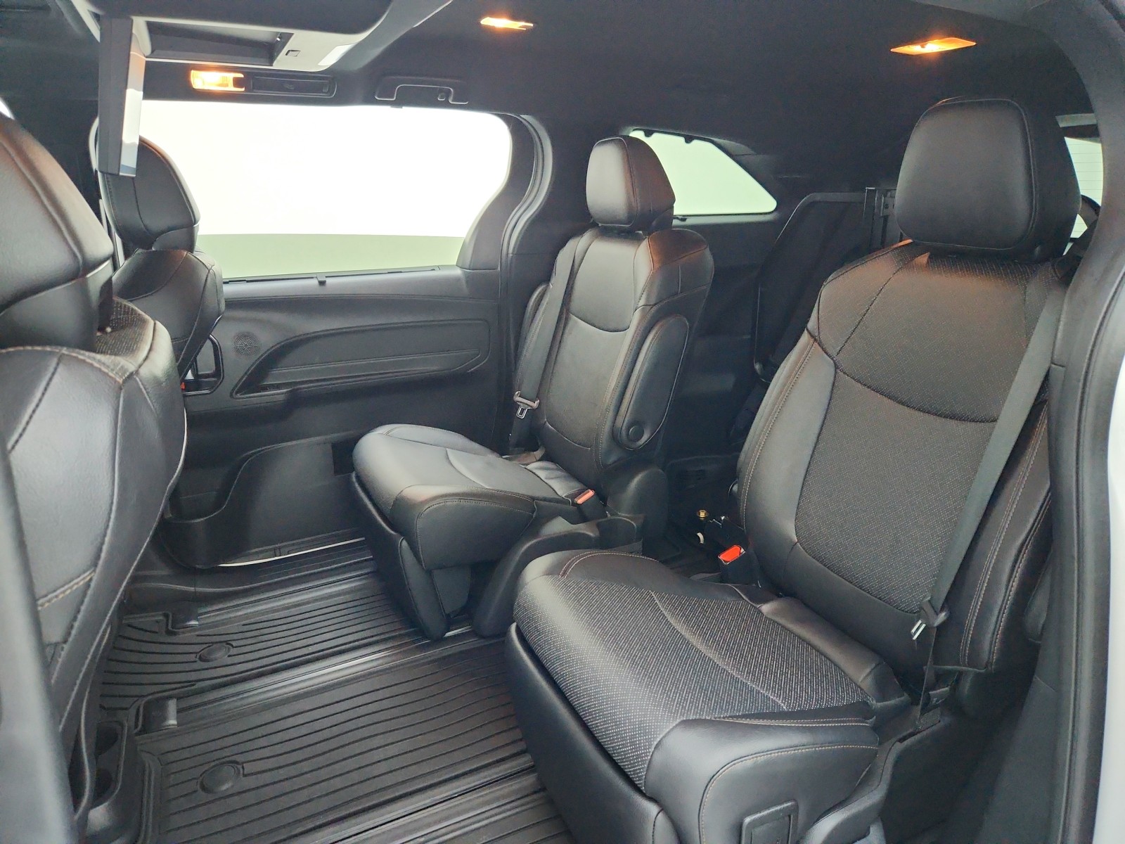 Used 2025 WINDCHILL PEARL Toyota Rear-Entry handicap Conversions 5 PASSENGER image 27