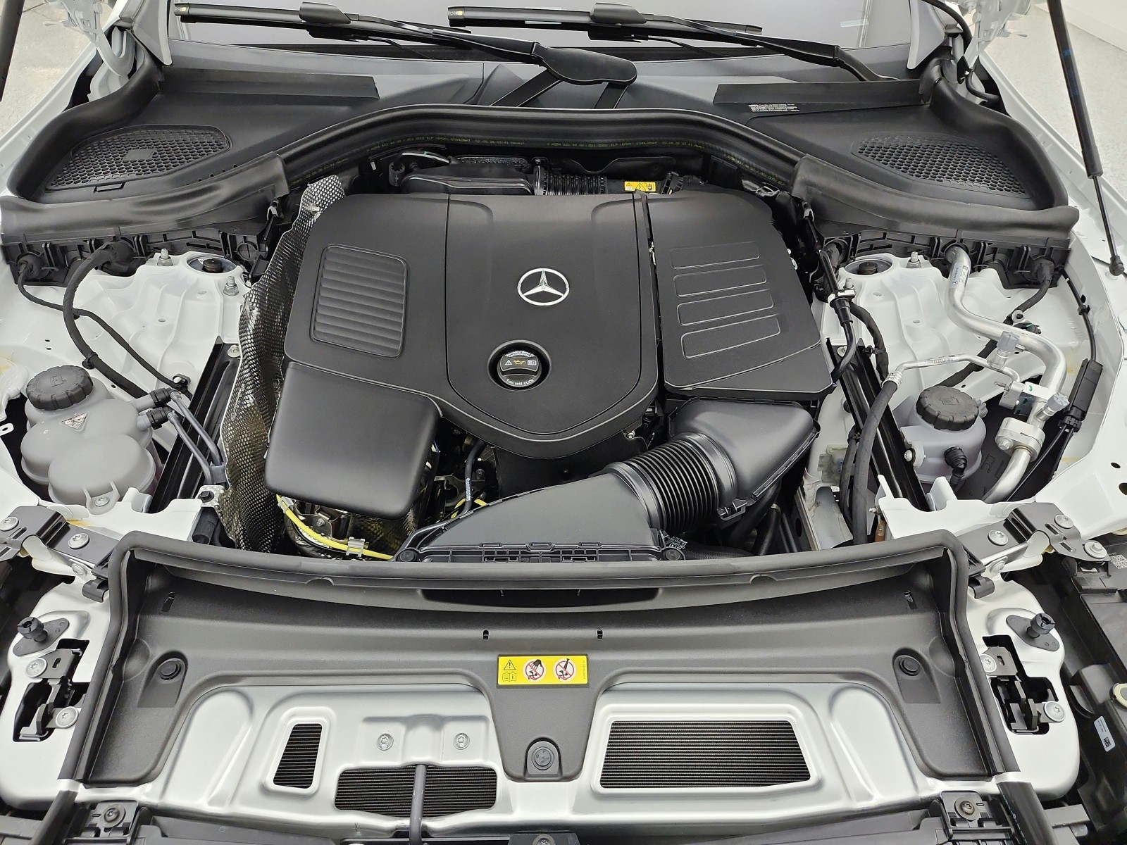 New 2027 Polar White Mercedes-Benz GLC 300 SUV image 12
