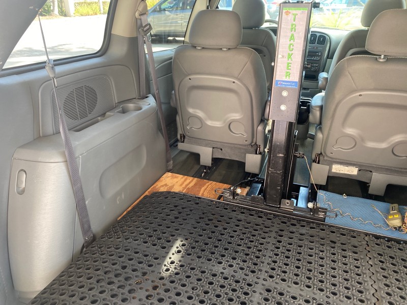 2006 Dodge Caravan SXT LOW MILES 28,367 1 OWNER HANDICAP LIFT in , 