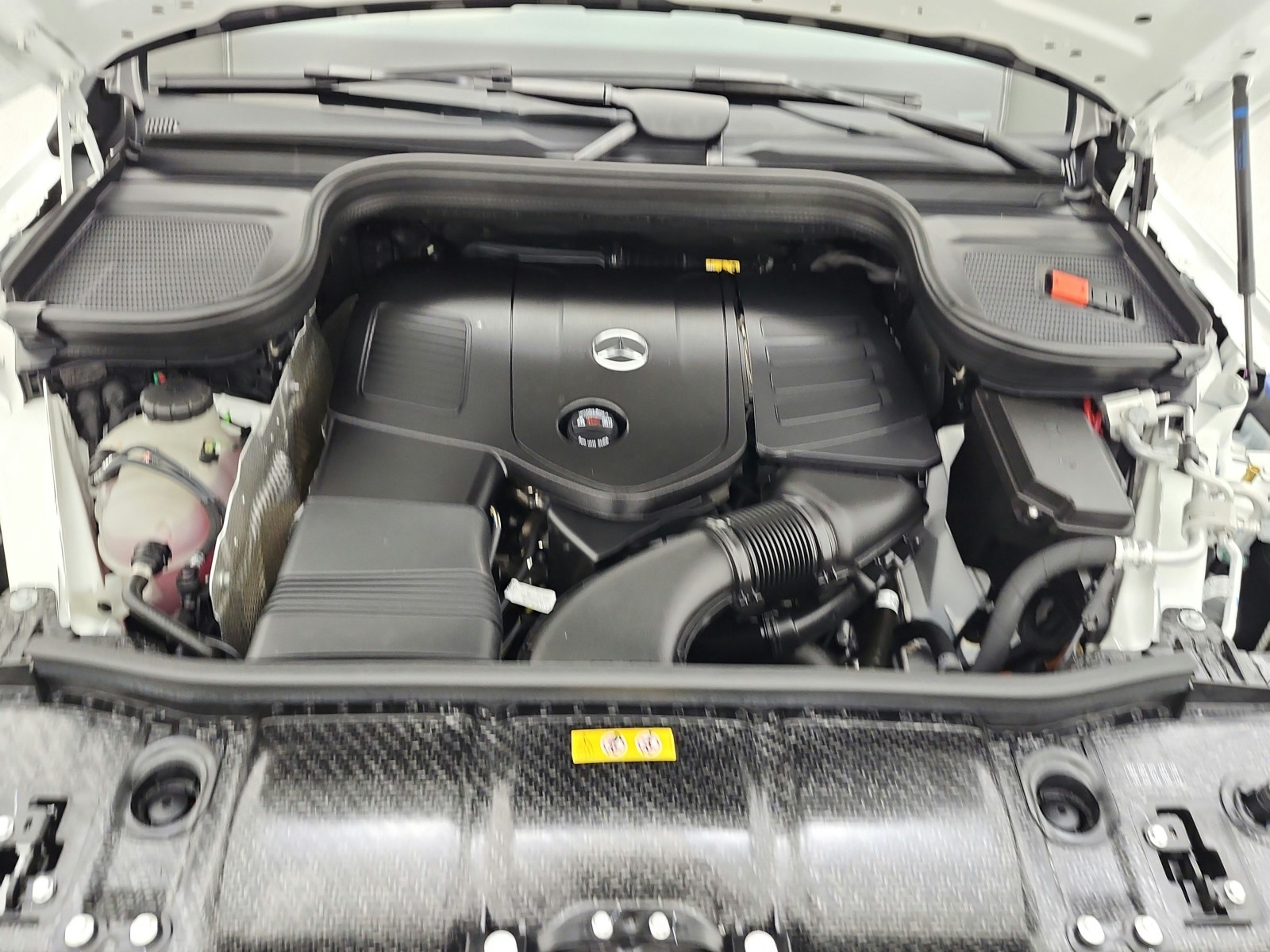 Used 2025 Polar White Mercedes-Benz GLE 450e 4MATIC® SUV image 24