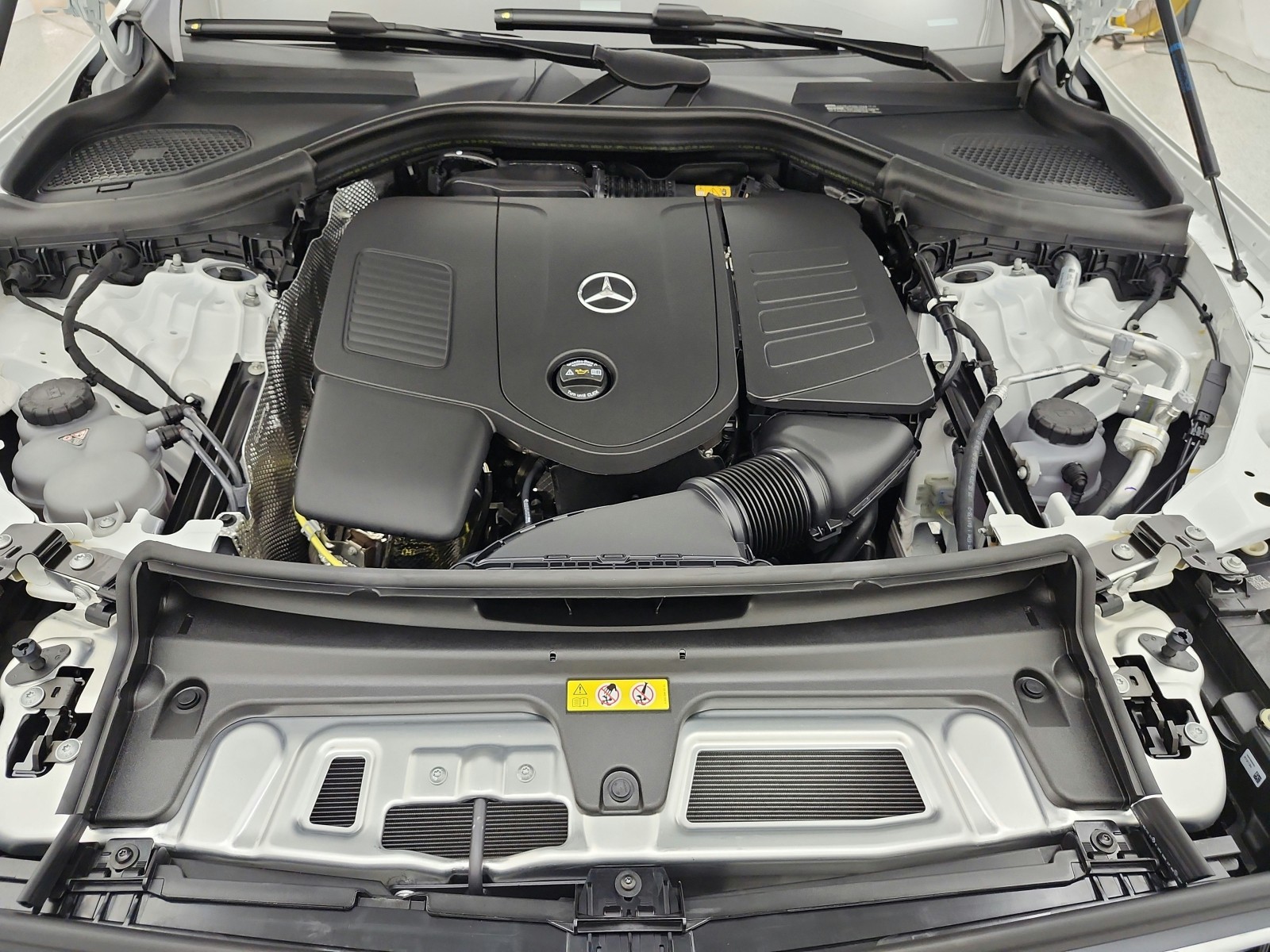 New 2027 Polar White Mercedes-Benz GLC 300 SUV image 12