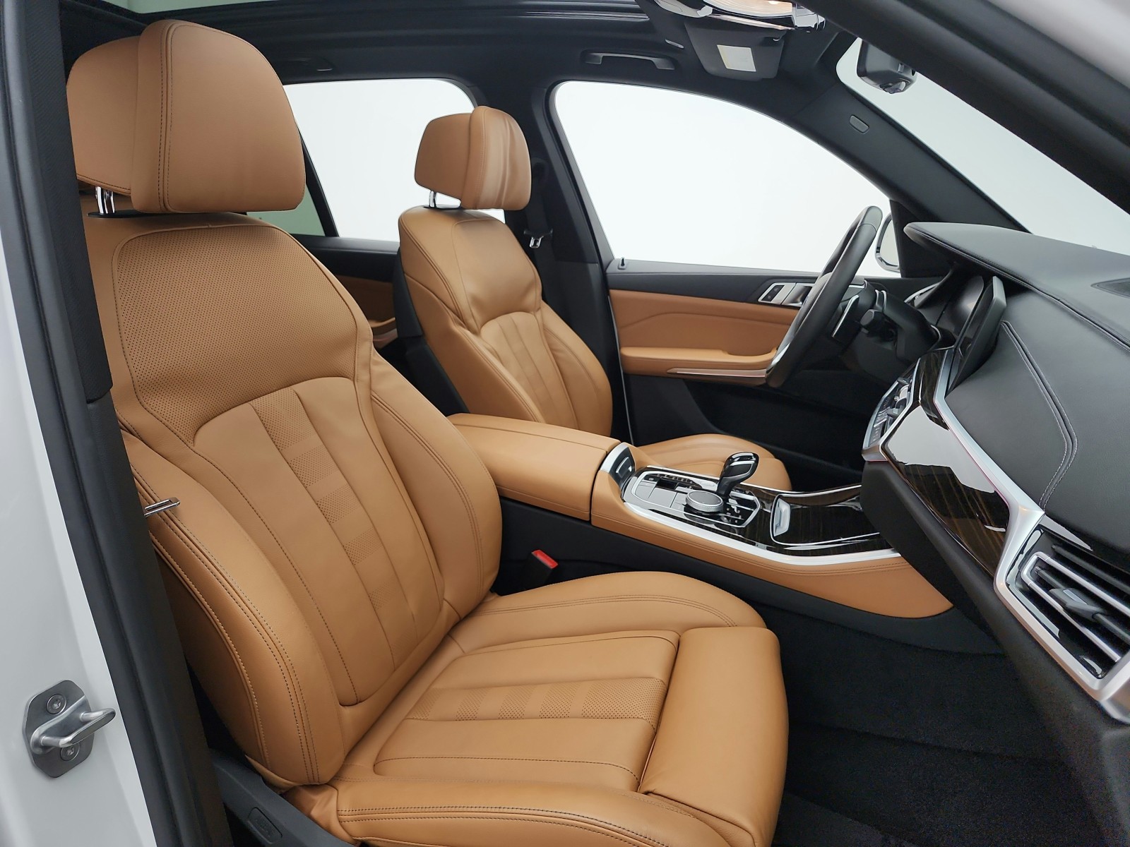 Used 2019 Mineral White Metallic BMW xDrive40i Sports Activity Vehicle image 25