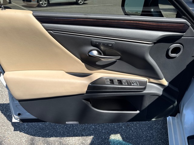 LexusES17