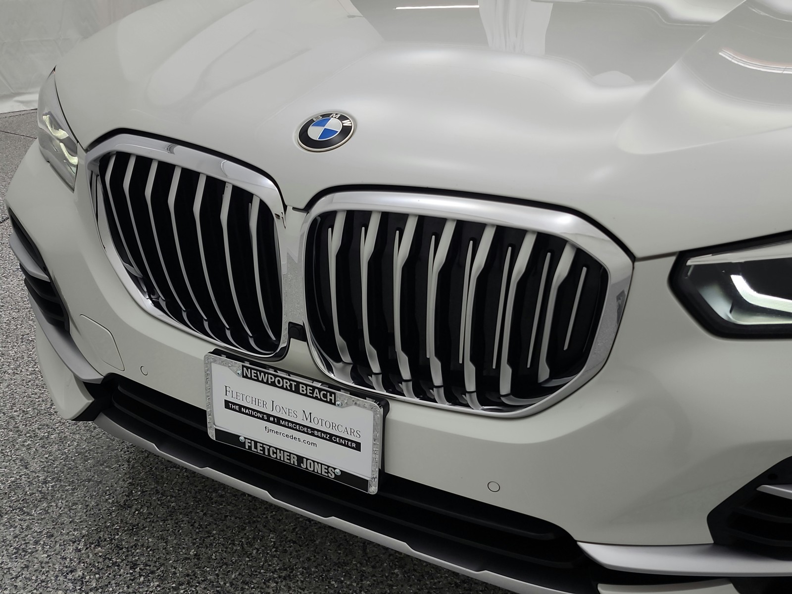 Used 2019 Mineral White Metallic BMW xDrive40i Sports Activity Vehicle image 23