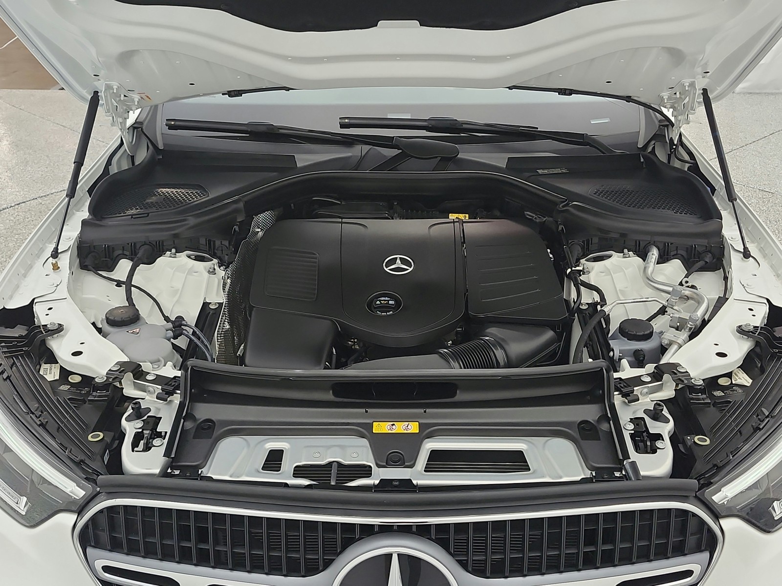Certified Used 2025 Polar White Mercedes-Benz GLC 300 SUV image 17