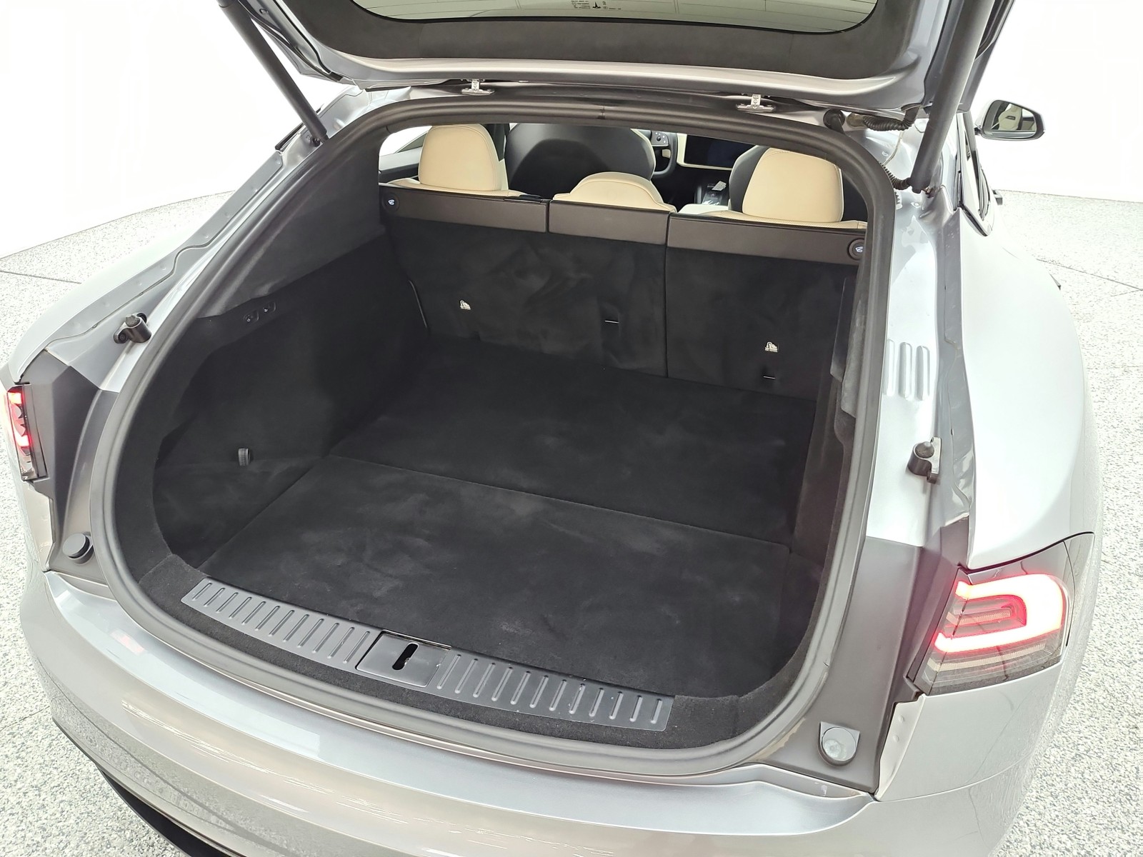 Used 2025 Lunar Silver Tesla Plaid image 20