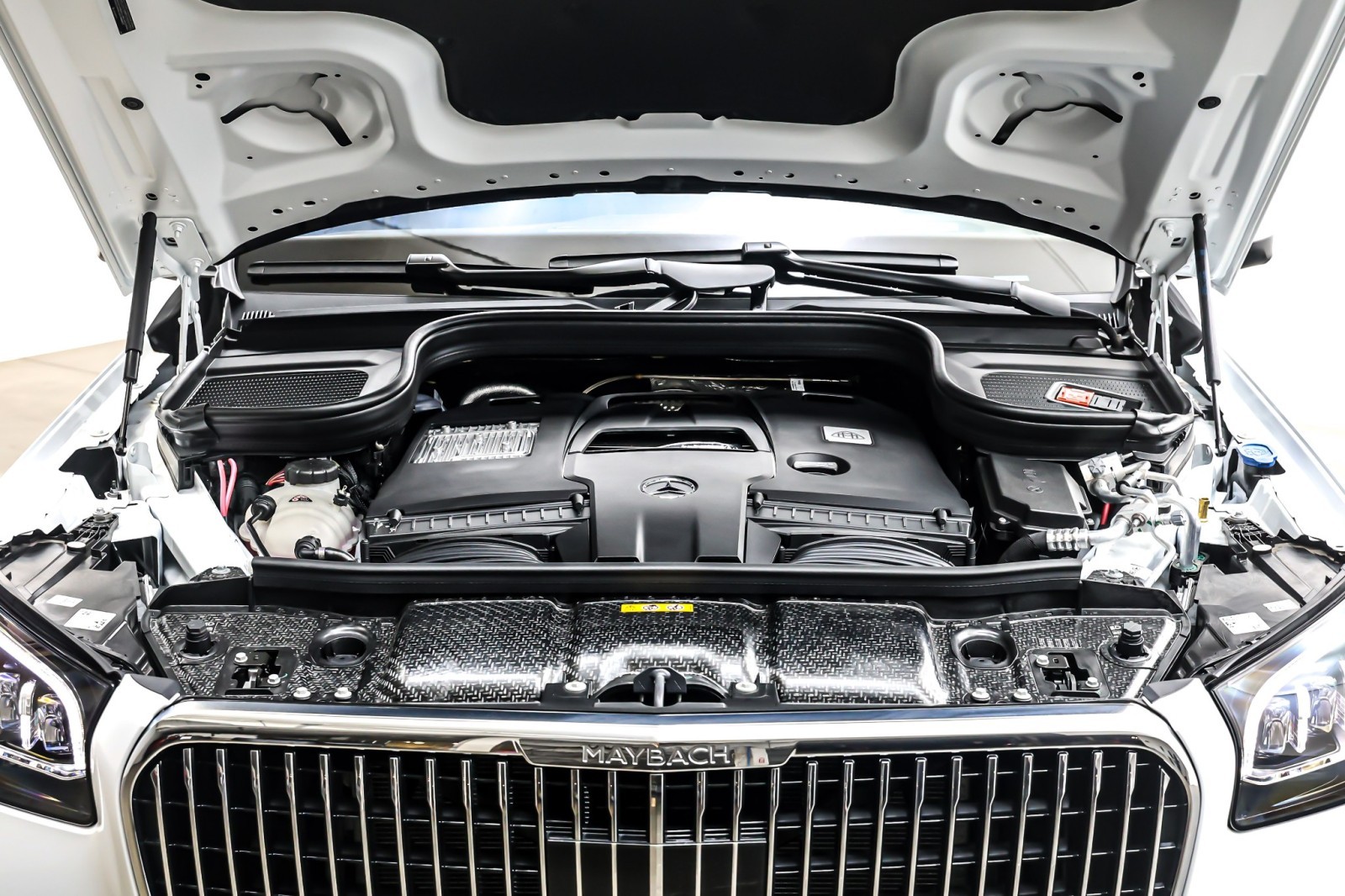 New 2026 MANUFAKTUR Moonlight White Metallic Mercedes-Benz Maybach GLS 600 image 11