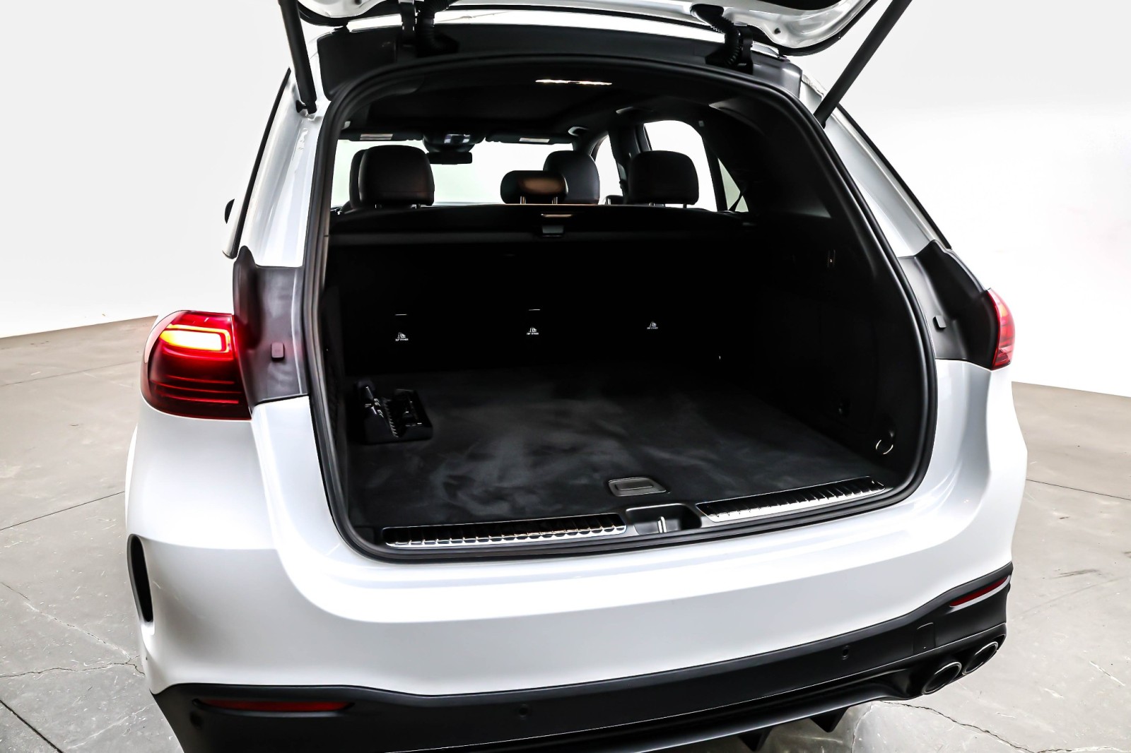 Used 2025 MANUFAKTUR Moonlight White Metal Mercedes-Benz AMG® GLE 53 image 23