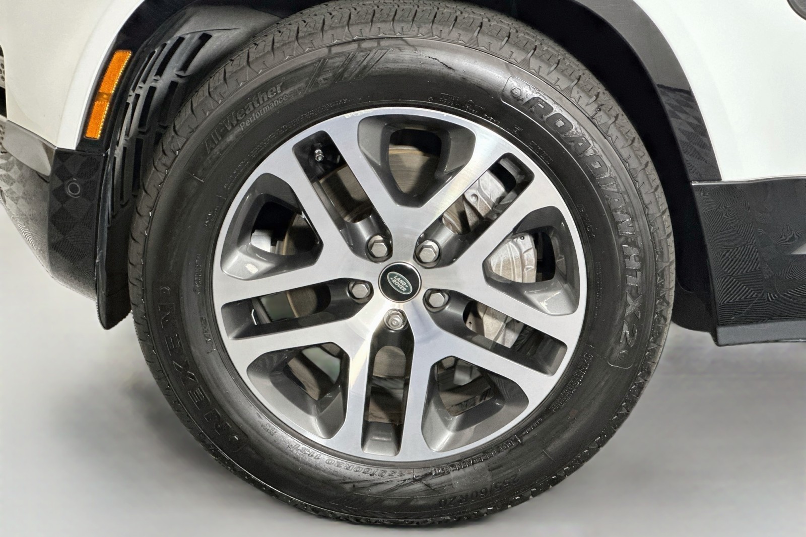 Used 2024 Fuji White Land Rover X-Dynamic SE image 11