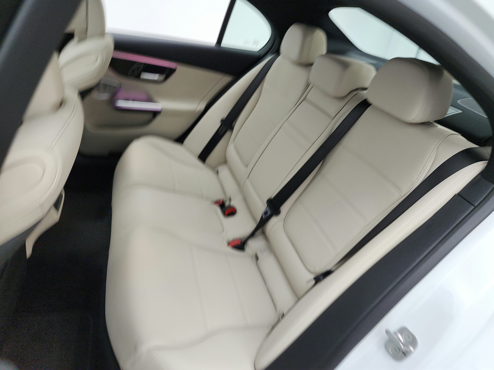 New 2026 MANUFAKTUR Moonlight White Metallic Mercedes-Benz C 300 image 11