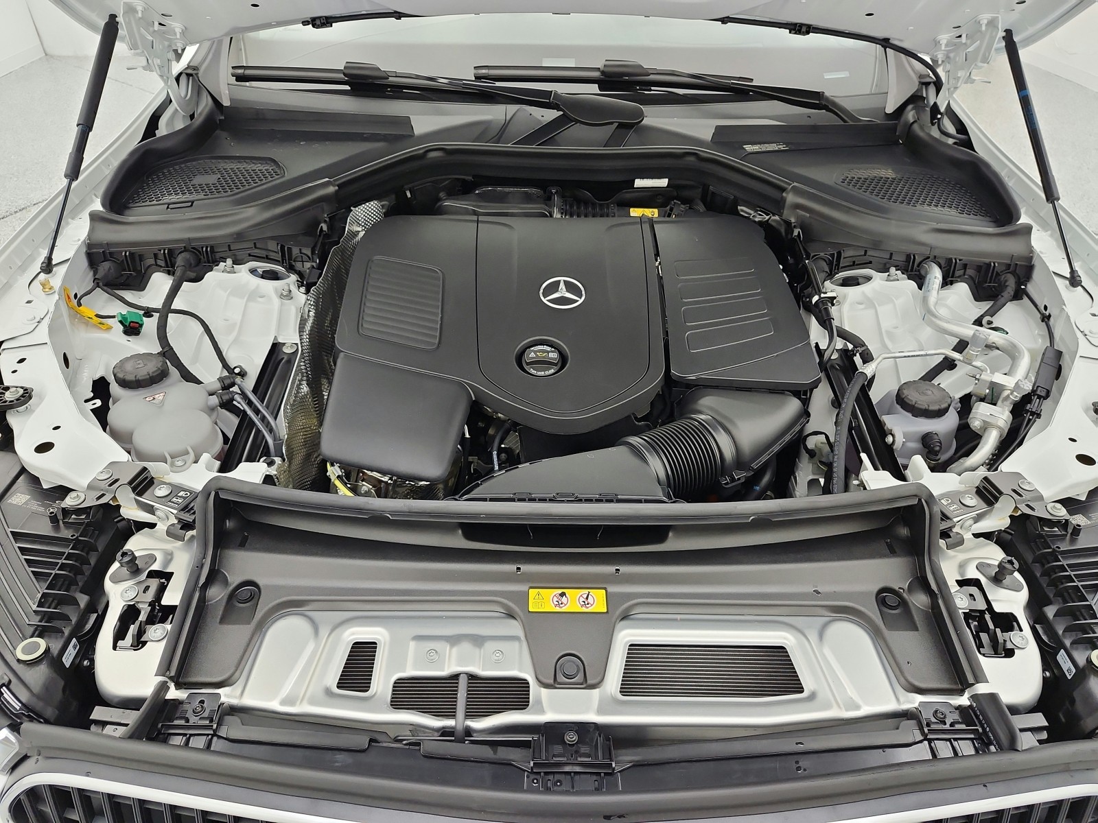 New 2026 MANUFAKTUR Moonlight White Metallic Mercedes-Benz GLC 350e 4MATIC® SUV image 12