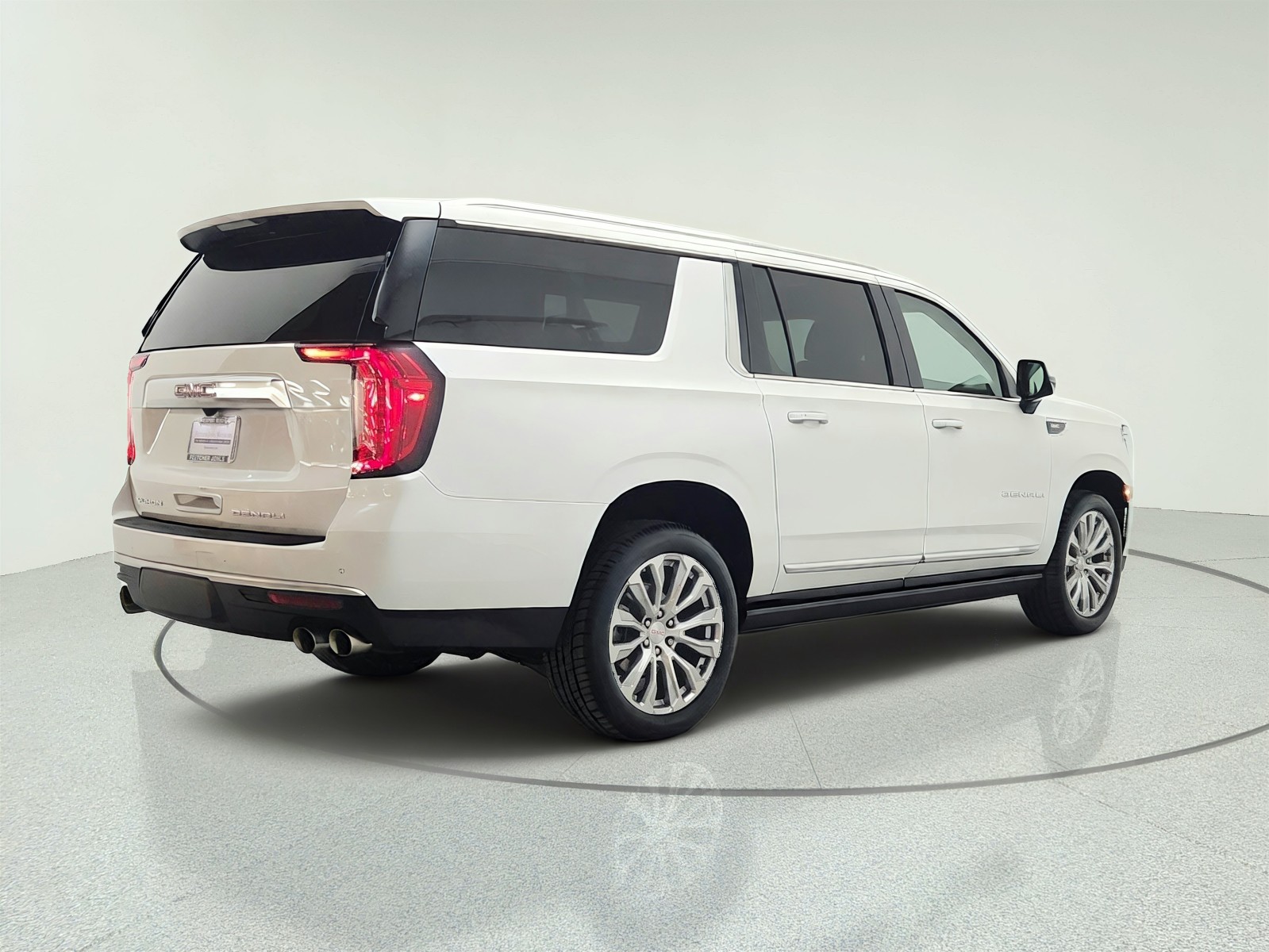 Used 2022 White Frost Tricoat GMC 2WD 4dr Denali image 5
