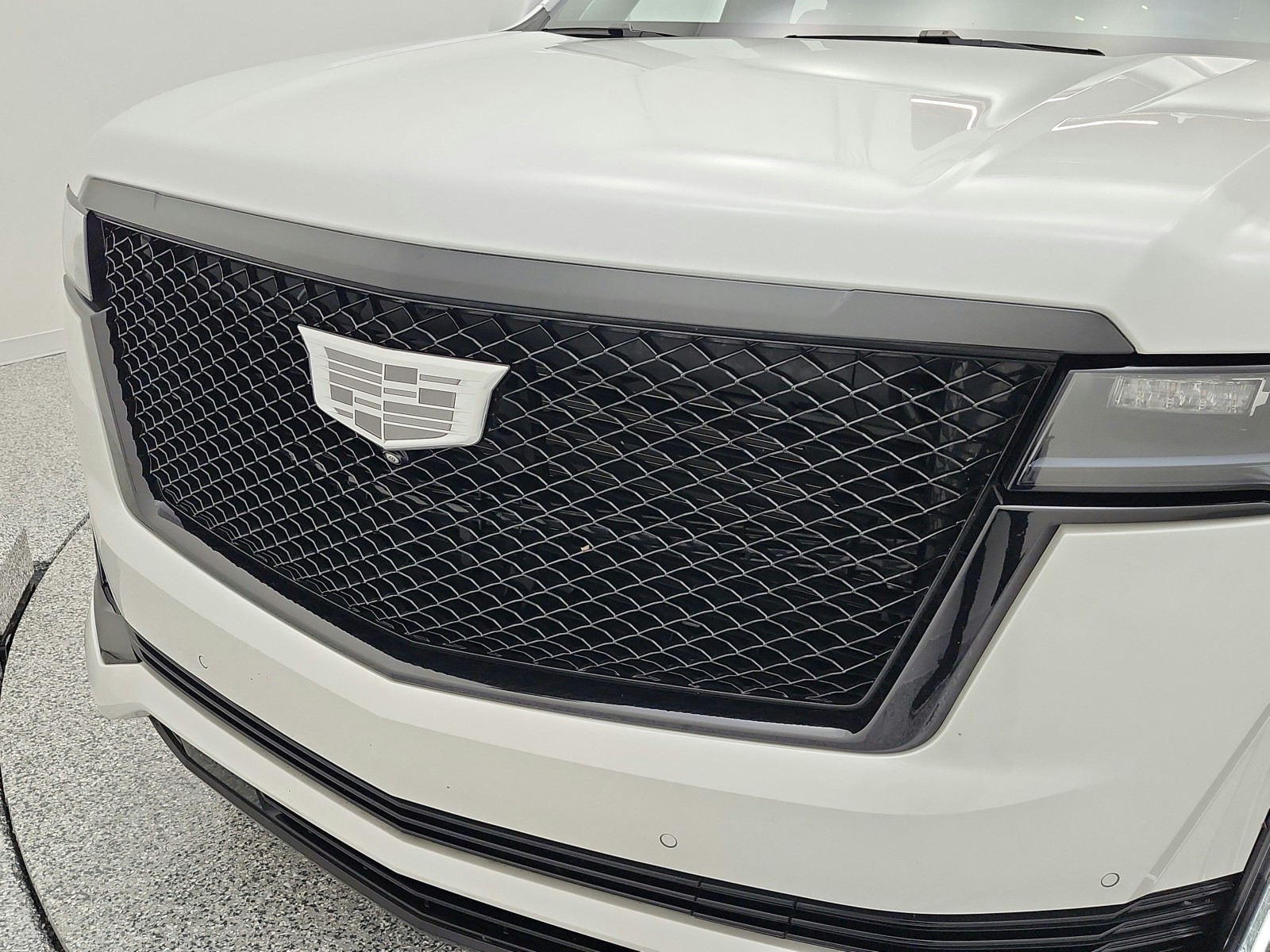 Used 2022 Crystal White Tricoat Cadillac 4WD 4dr Sport Platinum image 17