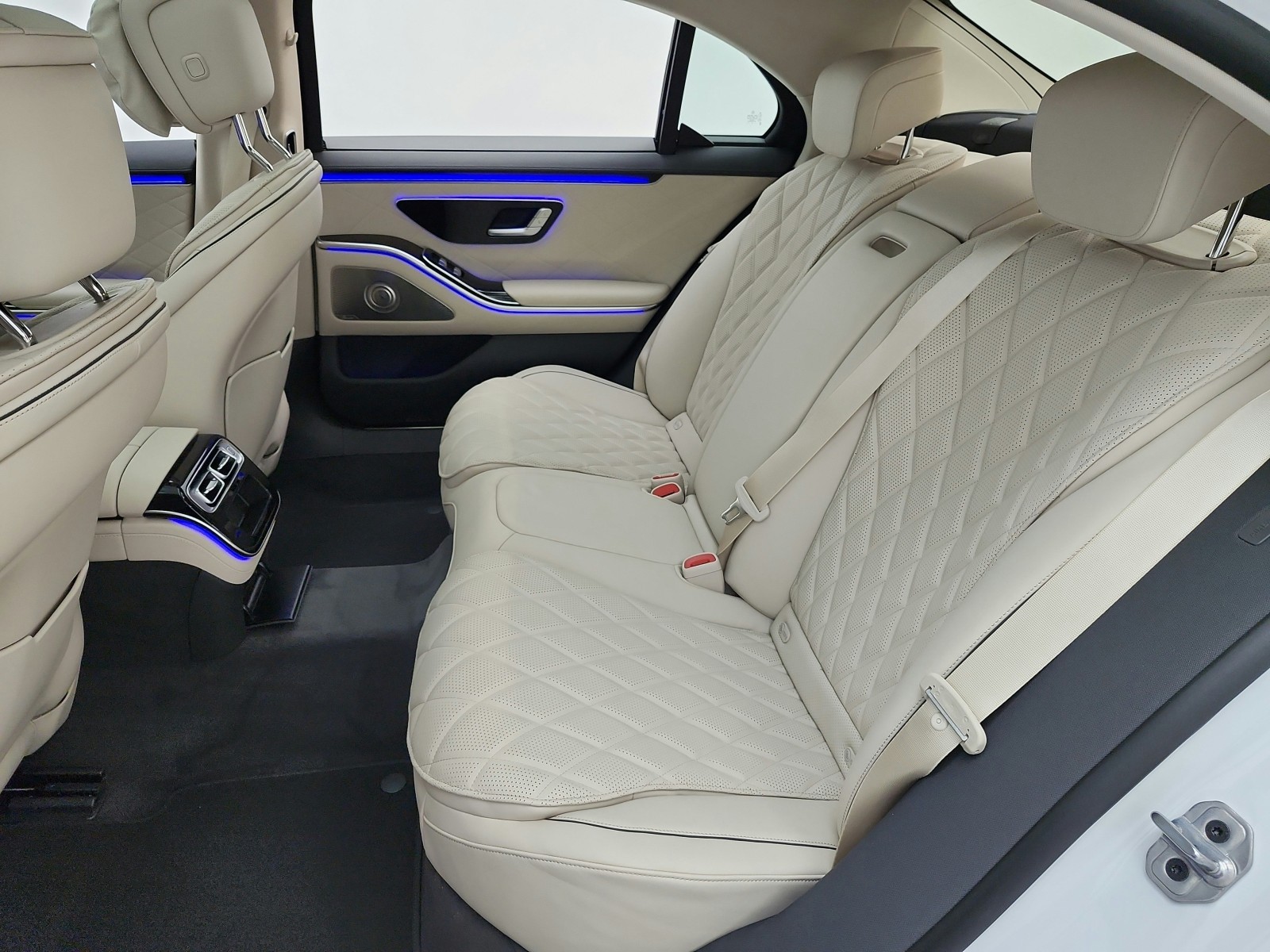 New 2026 MANUFAKTUR Moonlight White Metallic Mercedes-Benz S 580e 4MATIC® Sedan image 11