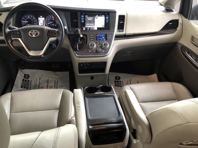 2015 Toyota Sienna XLE 10