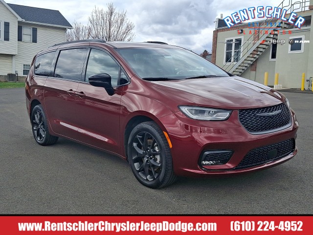 Velvet Red Pearlcoat 2023 Chrysler Pacifica Limited AWD Minivan All-Wheel Drive Automatic