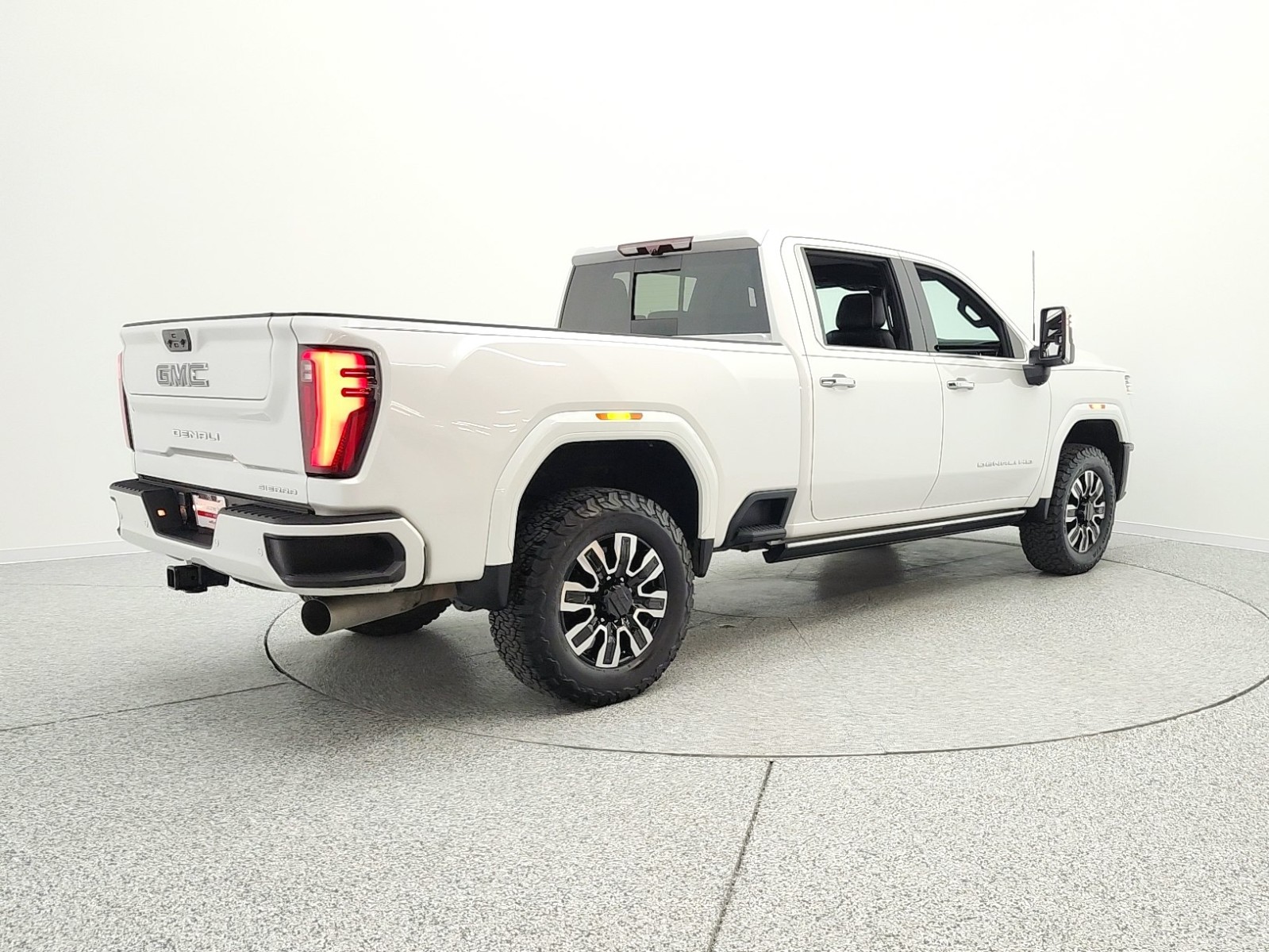 Used 2024 White Frost Tricoat GMC 4WD Crew Cab 159 Denali Ultimate image 5