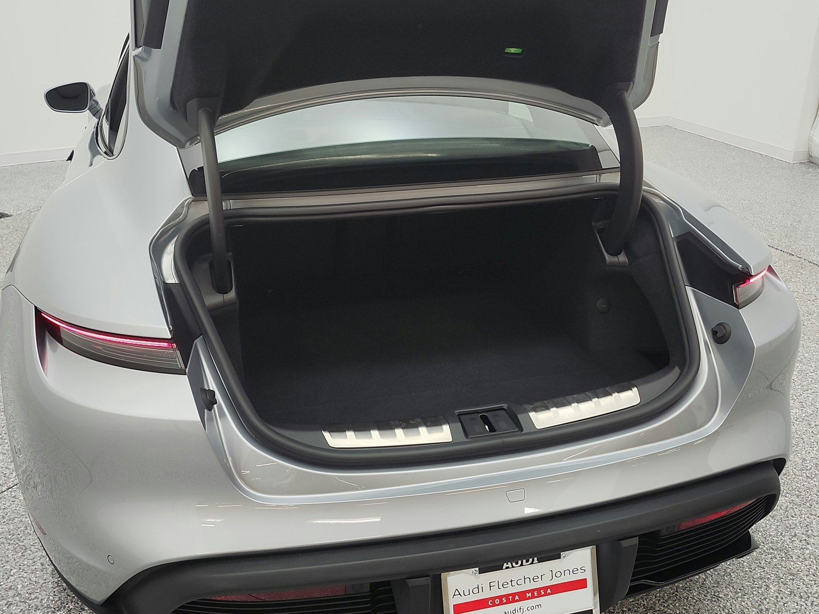 Used 2024 Dolomite Silver Metallic Porsche Turbo AWD image 20