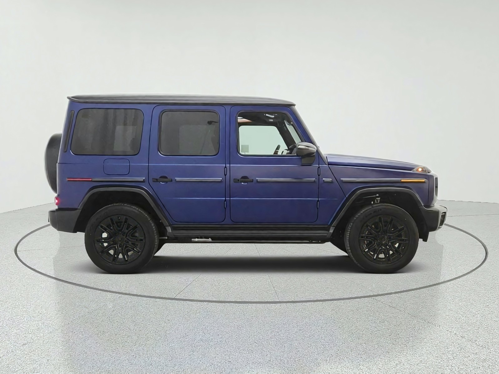 New 2027 MANUFAKTUR Exclusive Brilliant Blue Magno Mercedes-Benz G 580e SUV image 4