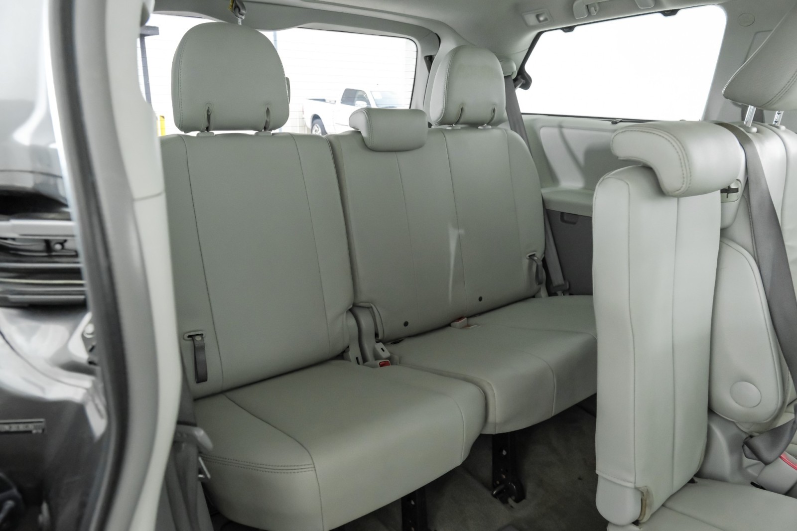 2013 Toyota Sienna XLE 8 PASSENGER SUNROOF LEATHER HEATED SEATS REAR  40
