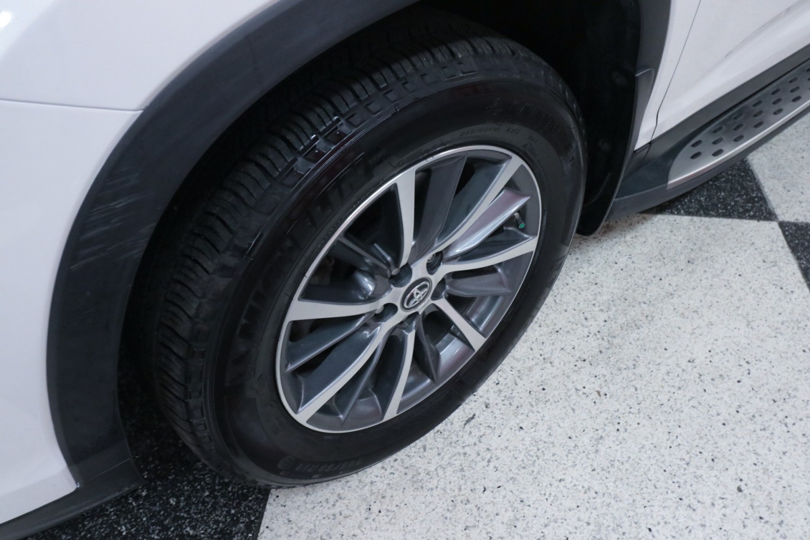 Used Car 2019 Toyota Highlander  Xle For Sale Under $30,000 In Austin, Texas