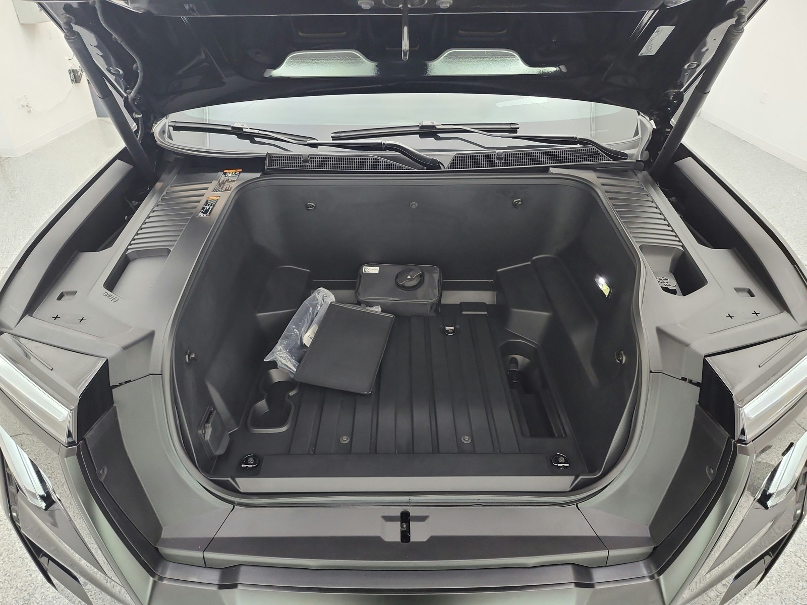 Used 2025 Onyx Black GMC e4WD Crew Cab Max Range Denali image 16