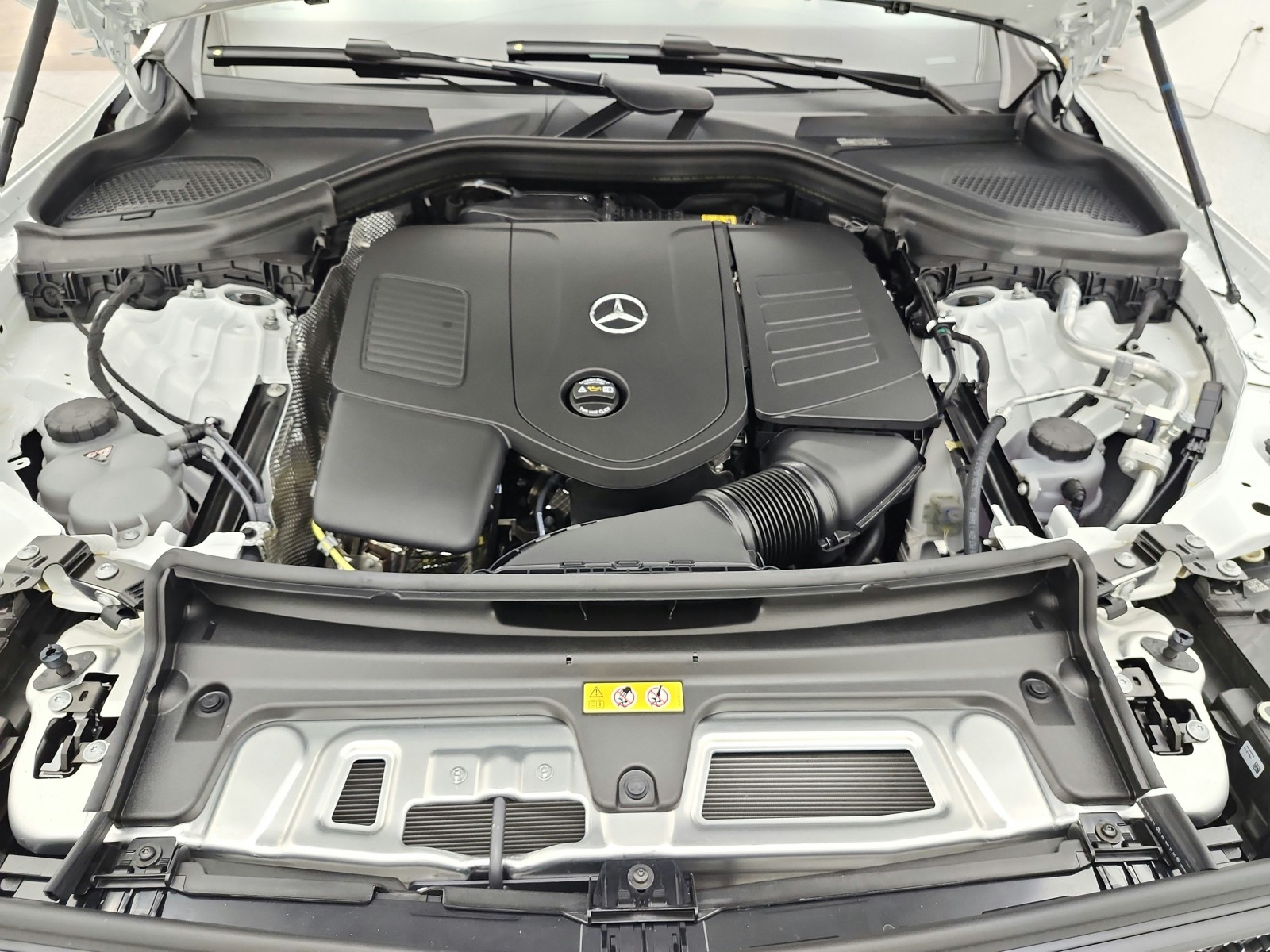 New 2027 Polar White Mercedes-Benz GLC 300 SUV image 12