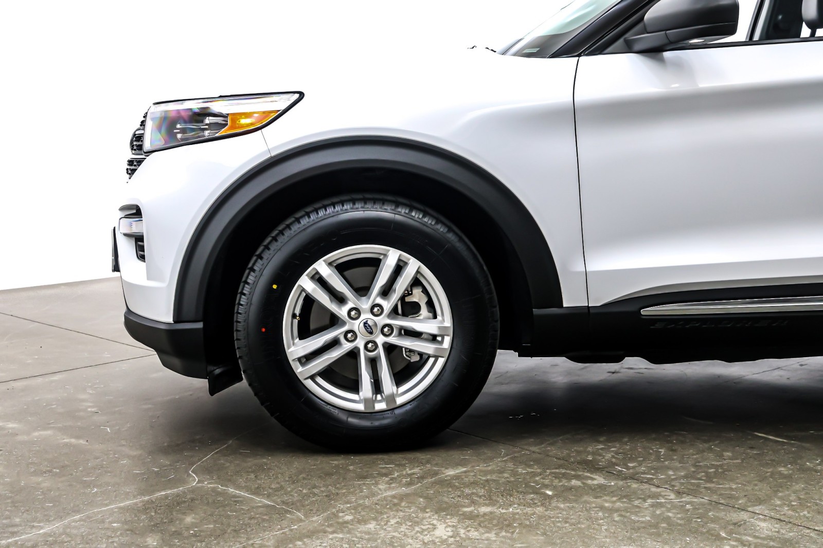 Used 2023 Oxford White Ford XLT RWD image 10