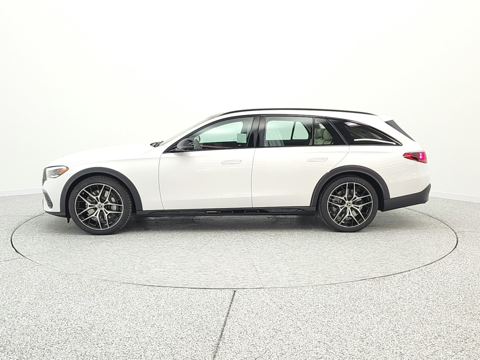 New 2026 MANUFAKTUR Moonlight White Metallic Mercedes-Benz E 450 image 8