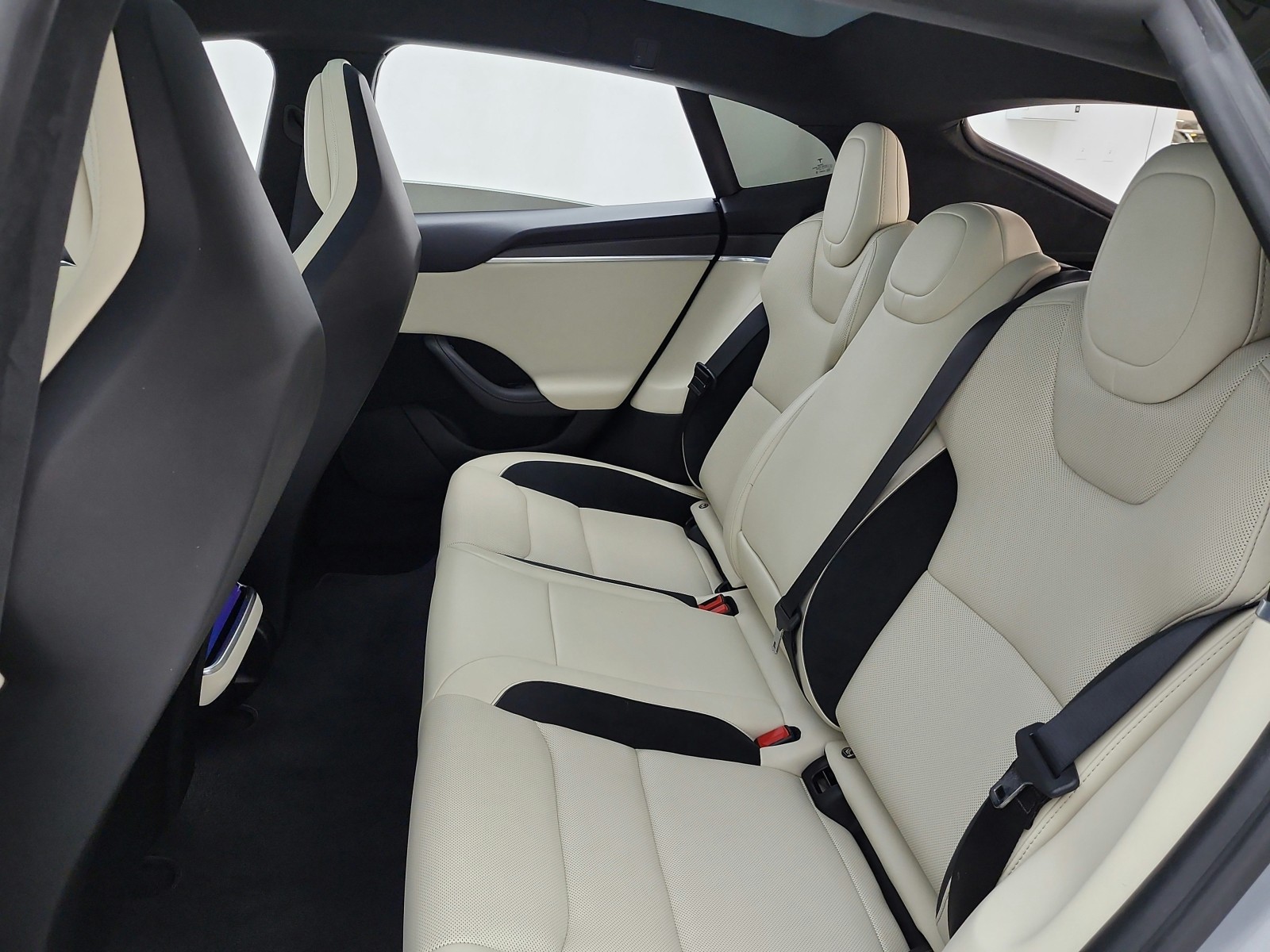 Used 2025 Lunar Silver Tesla Plaid image 14
