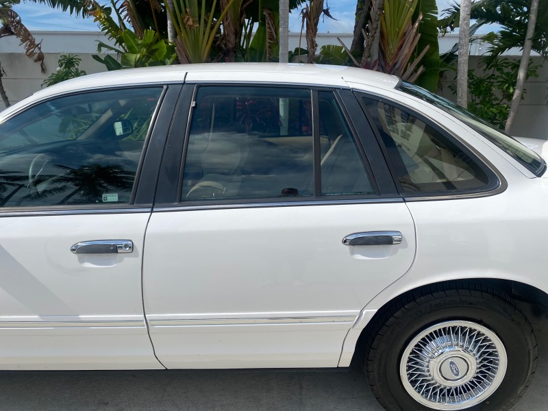 1995 Ford Crown Victoria LOW MILES 43,331 in , 