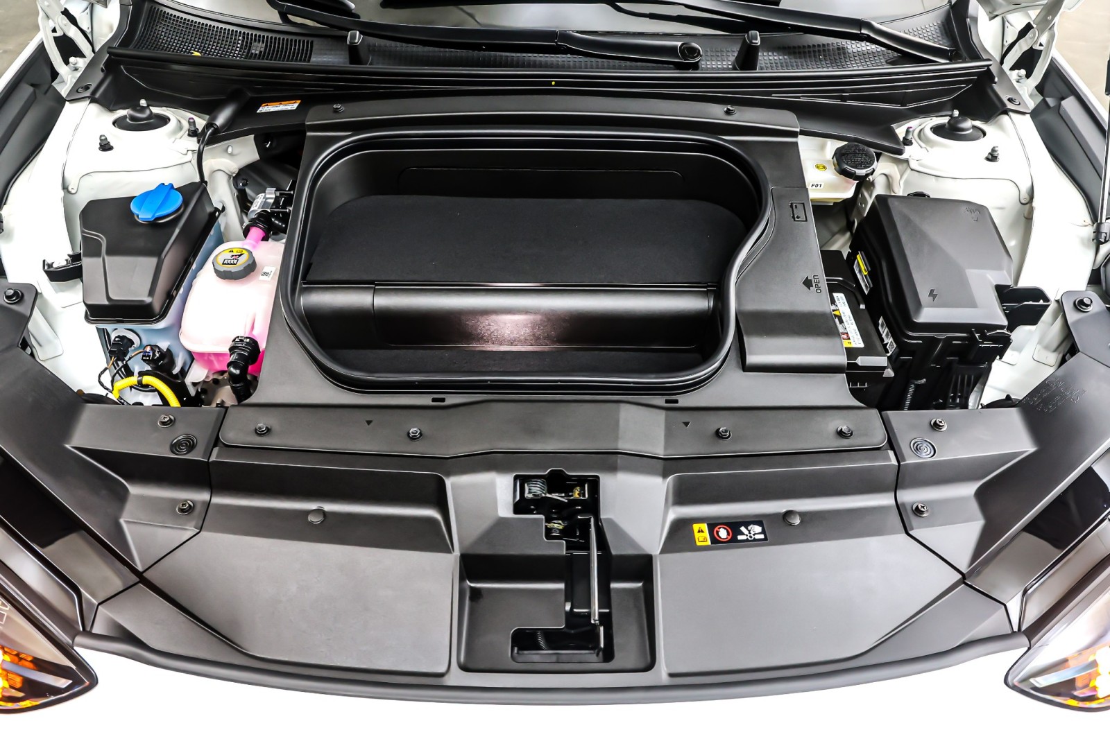 Used 2025 Serenity White Hyundai SE Standard Range RWD image 11