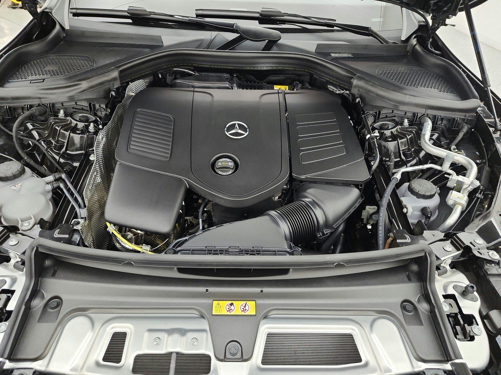 New 2027 Graphite Grey Metallic Mercedes-Benz GLC 300 SUV image 12