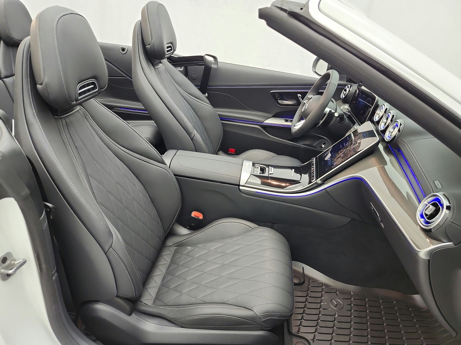 New 2026 MANUFAKTUR Moonlight White Metallic Mercedes-Benz AMG® CLE 53 image 15