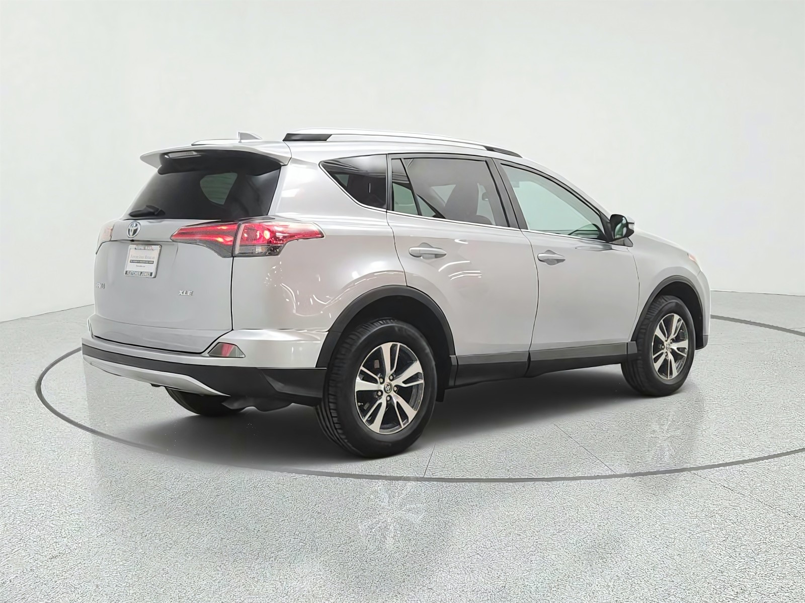 Used 2016 Silver Sky Metallic Toyota FWD 4dr XLE (Natl) image 5