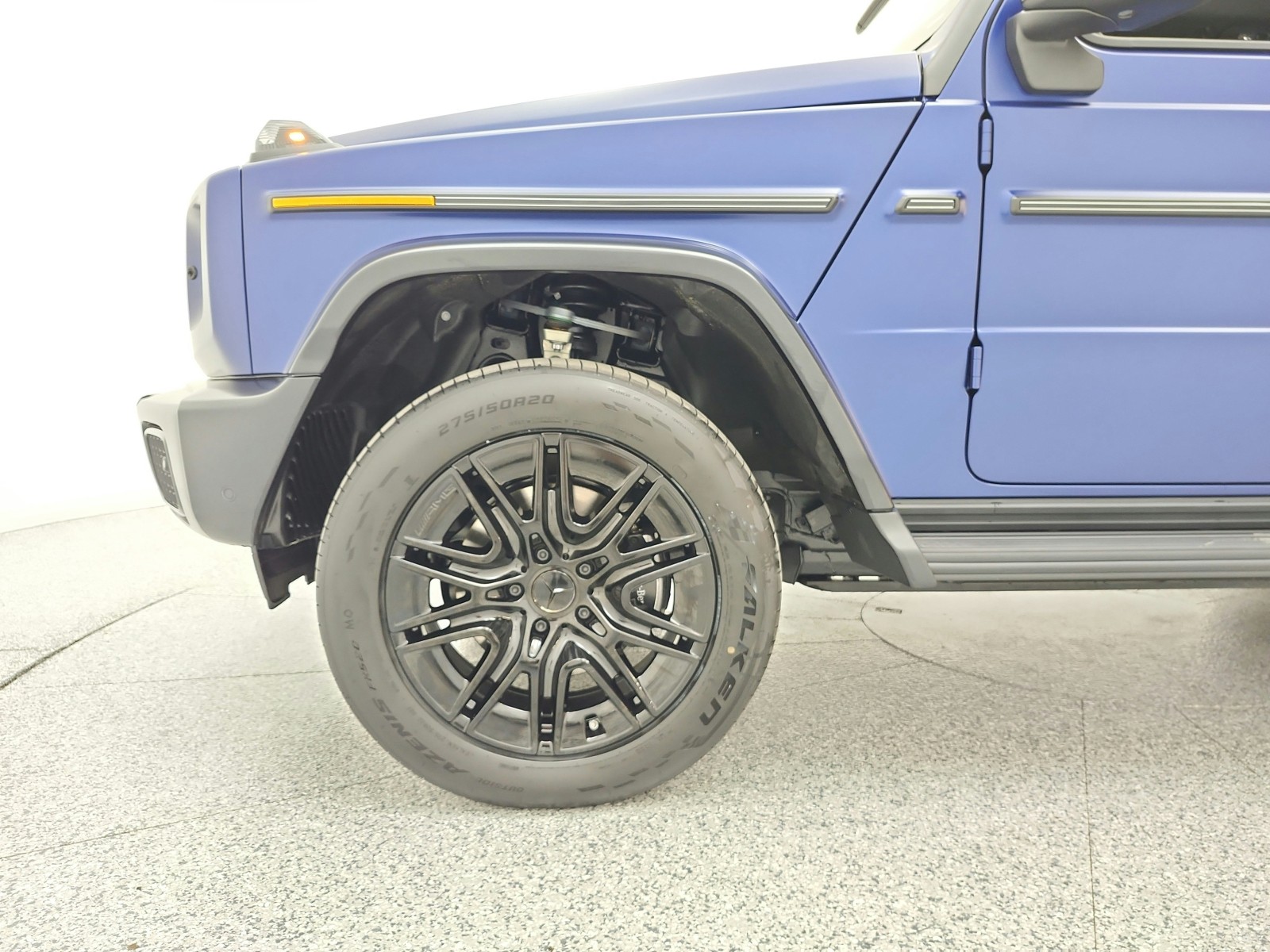 New 2027 MANUFAKTUR Exclusive Brilliant Blue Magno Mercedes-Benz G 580e SUV image 13