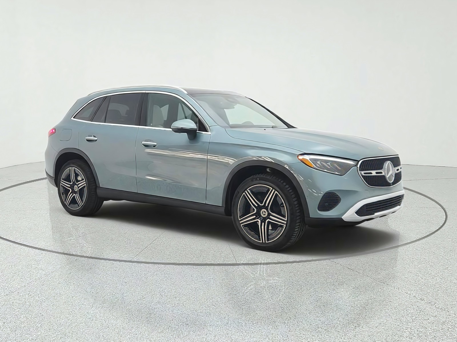 New 2027 Verde Silver Metallic Mercedes-Benz GLC 300 SUV image 3