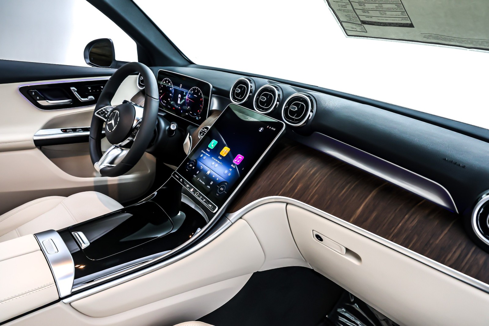 New 2026 Polar White Mercedes-Benz GLC 300 image 5