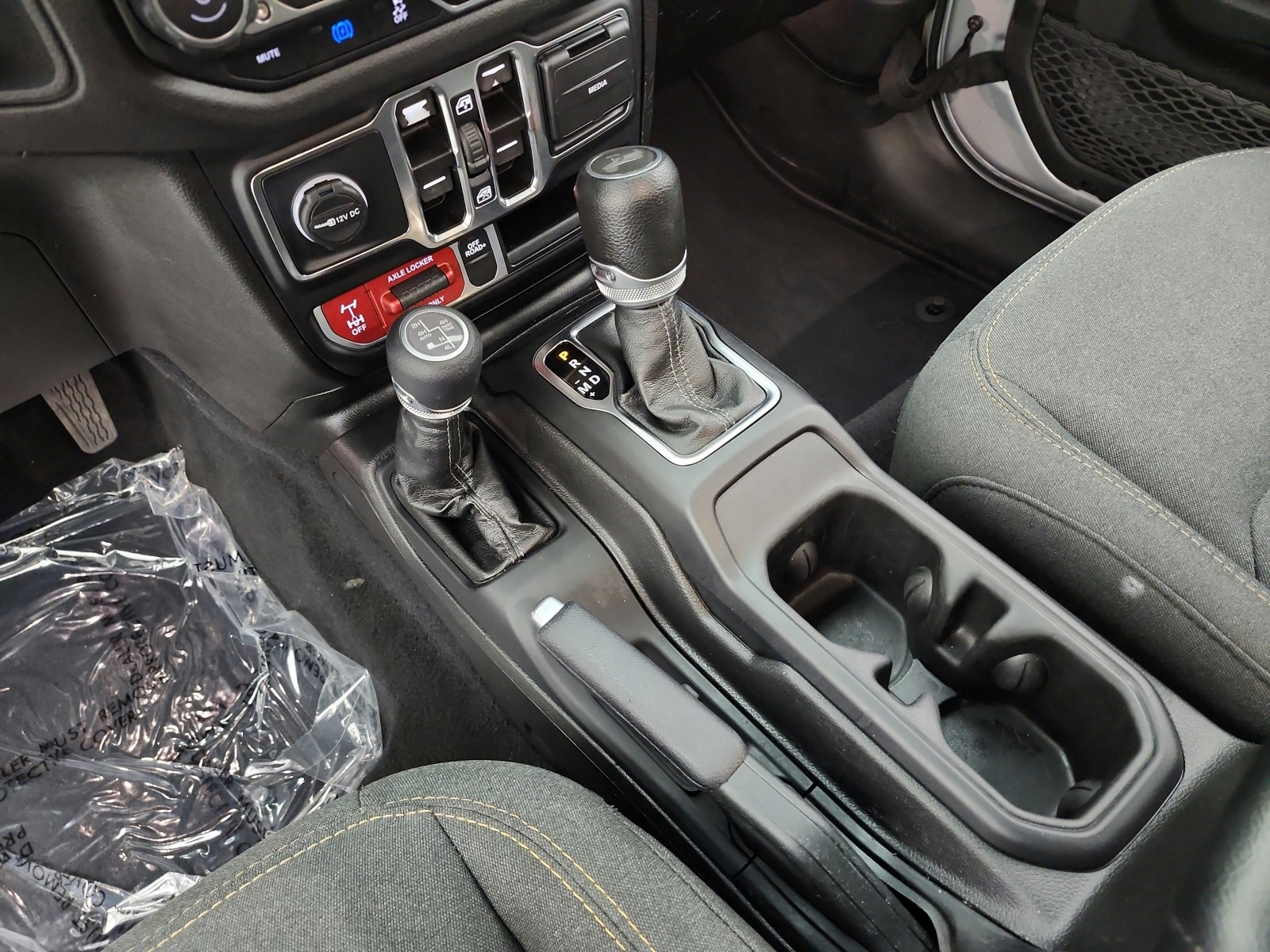 Used 2024 Silver Zynith Clearcoat Jeep Sport S image 11
