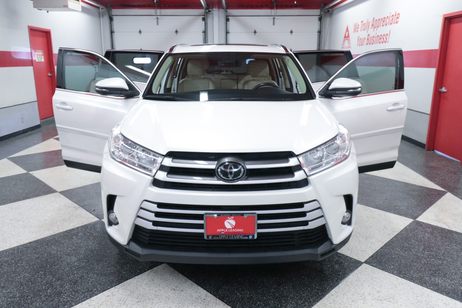 Used Car 2019 Toyota Highlander  Xle For Sale Under $30,000 In Austin, Texas