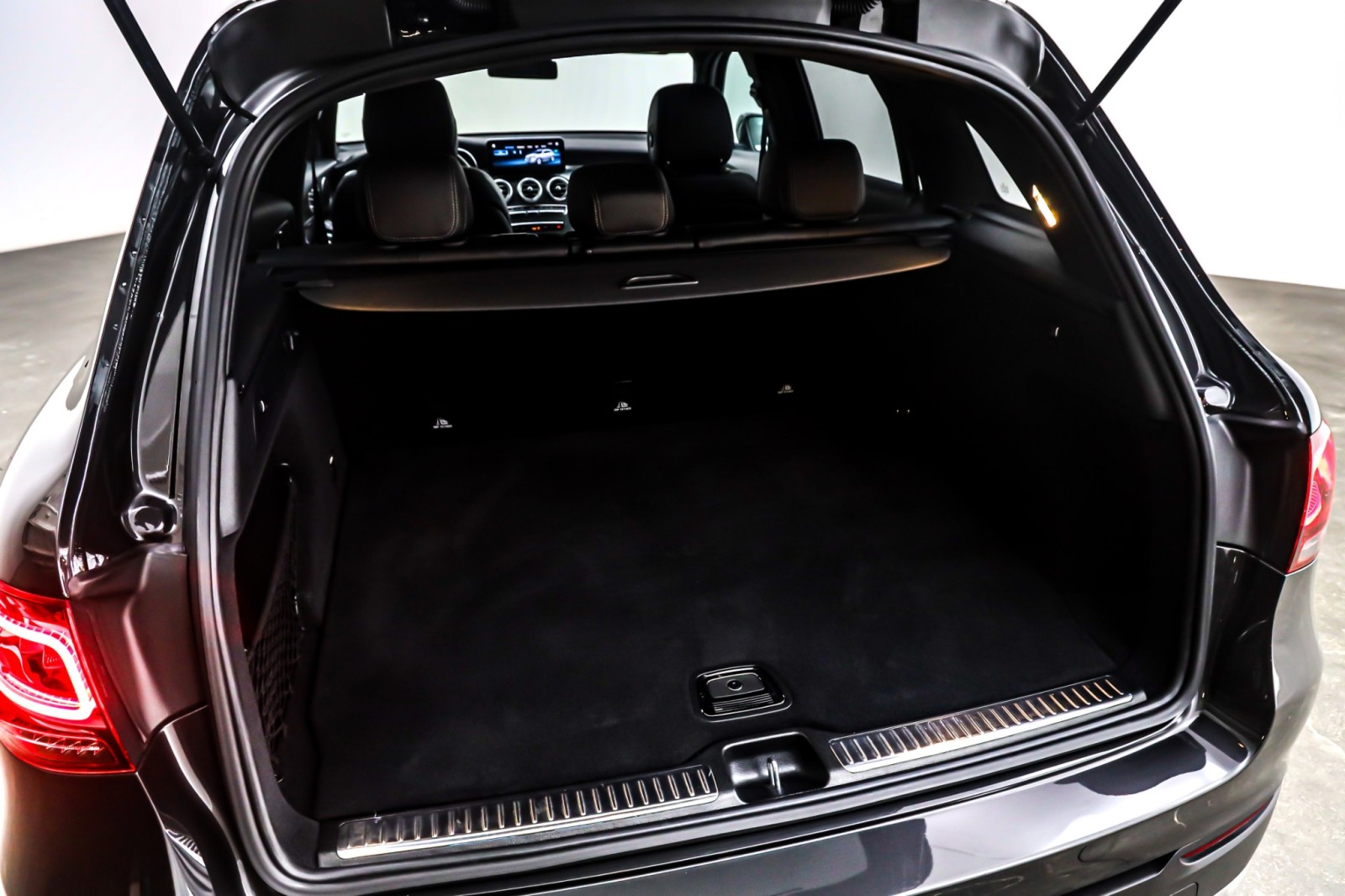 Used 2022 Graphite Grey Metallic Mercedes-Benz GLC 300 image 22