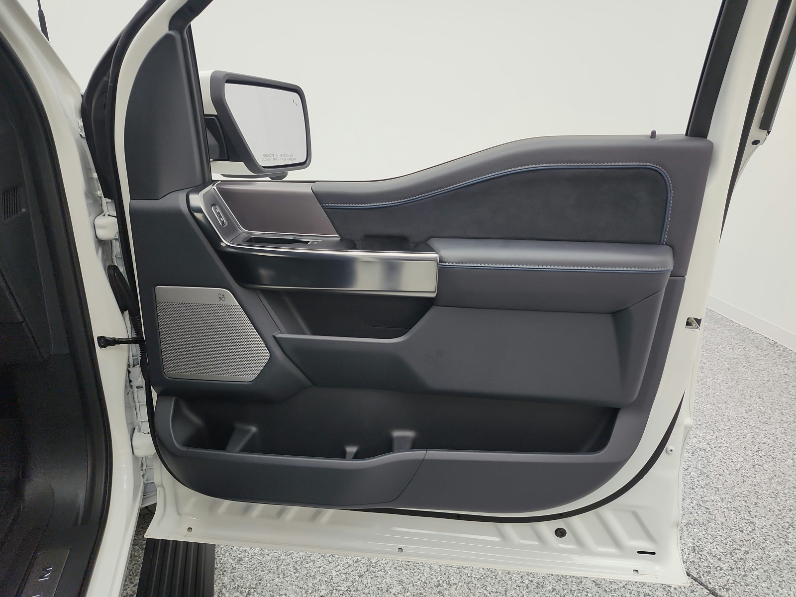 Used 2025 Star White Metallic Tri-Coat Ford Platinum 4WD SuperCrew 5.5