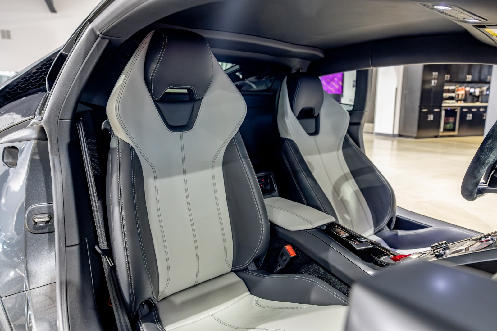 Used Car 2015 Lamborghini Huracan  Lp 610-4 - Transparent Engine Bonnet - Front Lift - Carbon Ceramic Brakes For Sale Under $240,000 In Boerne, Texas