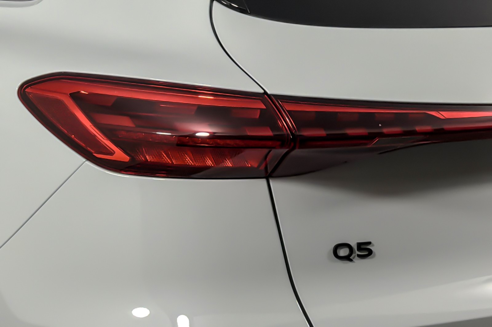 Used 2025 Glacier White Metallic Audi Premium Plus 2.0 TFSI quattro image 27