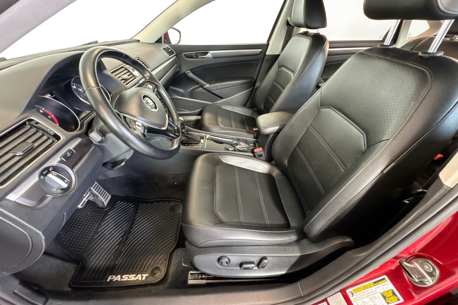 Used 2017 Fortana Red Volkswagen R-Line w/Comfort Pkg image 19